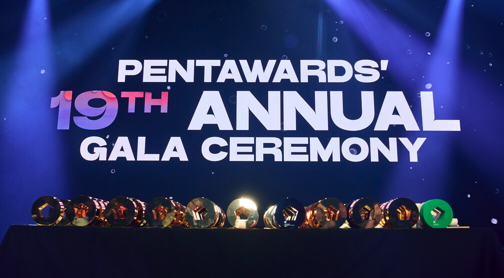 һֽ������������������������ | ����̰���ͻ�Я��ն��Pentawards�׽�